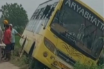 बरनाला  में बच्चों को ले जा रही स्कूल बस खेत में पलटी, 