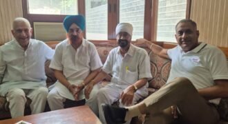 जालंधर की मकसूदां स्थित नई सब्जी एवं फ्रूट मंडी में गोल्डी खालसा को सर्वसम्मति से नया प्रधान चुना गया है। मंडी के वरिष्ठ आढ़तियों और विभिन्न एसोसिएशनों ने उन्हें अपना समर्थन देते हुए यह जिम्मेदारी सौंपी। उनके चयन के बाद मंडी में सम्मान समारोह आयोजित कर उन्हें फूलों के हार पहनाकर बधाई दी गई।