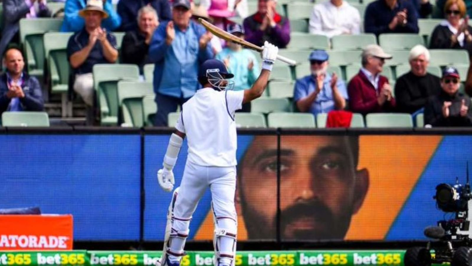 टीम इंडिया के बल्लेबाज अजिंक्य रहाणे ने इंटरनेशनल क्रिकेट से संन्यास का ऐलान कर दिया है। रहाणे ने सोशल मीडिया पर वीडियो जारी करते हुए कहा कि अब समय आ गया है कि आगे बढ़ा जाए। यह इंटरनेशनल लेवल पर खेल को अलविदा कहने का बिल्कुल सही समय है।