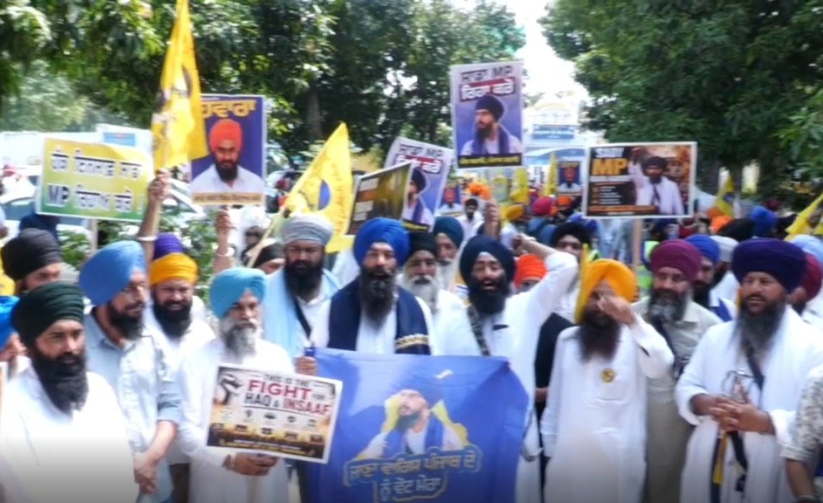 पंजाब के खडूर साहिब से सांसद अमृतपाल सिंह और बंदी सिखों की रिहाई की मांग को लेकर निकले अकाली दल (वारिस पंजाब दे) के समर्थक पर चंडीगढ़ पुलिस ने अब एक्शन लिया है। चंडीगढ़ पुलिस ने विधायक मनप्रीत अयाली समेत 14 प्रदर्शनकारियों पर FIR दर्ज की है। पुलिस ने बैरिकेड तोड़ने, पुलिस पर हमला करने और सरकारी कार्य में बाधा डालने के आरोप लगाए हैं।
