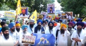 खडूर साहिब से सांसद अमृतपाल सिंह की पार्टी अकाली दल (वारिस पंजाब दे) के वर्कर चंडीगढ़ पुलिस से भिड़ गए हैं। पुलिस ने उन्हें चंडीगढ़ में घुसने से रोकने के लिए बैरिकेडिंग की थी। जिसे प्रदर्शनकारियों ने उठाकर फेंक दिया। जिसके बाद चंडीगढ़ पुलिस ने उन पर वाटर कैनन से पानी की बौछार की है। जिसमें कई समर्थकों की पगड़ियां उतर गईं।