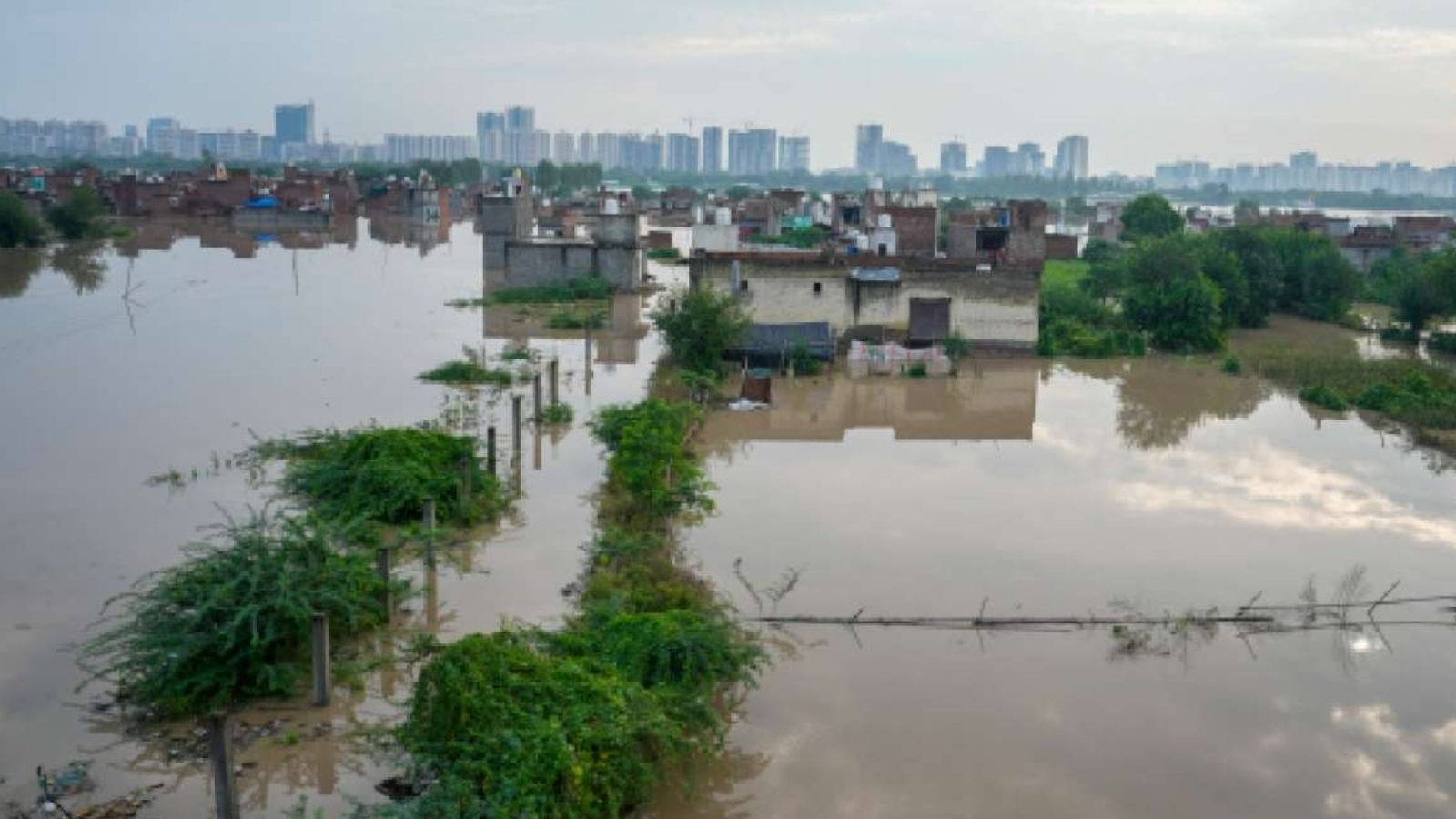 Impact of heavy rains across the country: Situation worsens from Delhi to Uttarakhand; Char Dham Yatra suspended for two days.