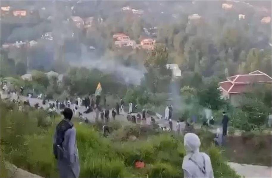 पाकिस्तान के कब्जे वाले कश्मीर यानि (PoK) में चुनाव के बहिष्कार करने वालों के खिलाफ कड़ी कार्रवाई की गई है। पाकिस्तान के सुरक्षा बलों ने प्रदर्शनकारियों को निशाना बनाते हुए 19 लोगों को मार डाला है। हालांकि दर्जनों से अधिक लोग घायल बताए जा रहे हैं।