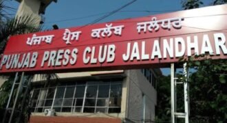 जालंधर के पंजाब प्रेस क्लब में उस वक्त तनावपूर्ण स्थिति पैदा हो गई, जब पुलिस कमिश्नर सतिंदर सिंह के साथ रखे गए एक ब्रेकफास्ट कार्यक्रम के दौरान कुछ सदस्यों को कॉन्फ्रेंस हॉल में जाने से रोक दिया गया। इस पर पत्रकारों ने कड़ा ऐतराज जताते हुए मौके पर ही विरोध प्रदर्शन शुरू कर दिया।