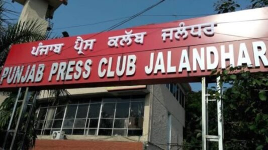 जालंधर के पंजाब प्रेस क्लब में उस वक्त तनावपूर्ण स्थिति पैदा हो गई, जब पुलिस कमिश्नर सतिंदर सिंह के साथ रखे गए एक ब्रेकफास्ट कार्यक्रम के दौरान कुछ सदस्यों को कॉन्फ्रेंस हॉल में जाने से रोक दिया गया। इस पर पत्रकारों ने कड़ा ऐतराज जताते हुए मौके पर ही विरोध प्रदर्शन शुरू कर दिया।