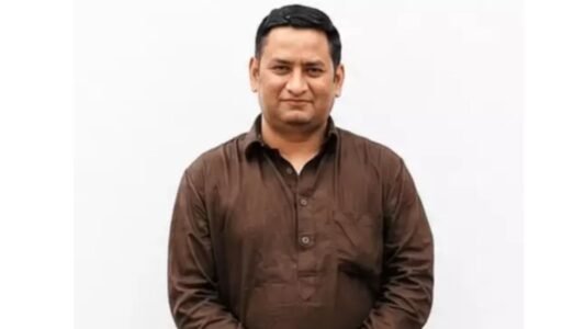 जालंधर डीसी ऑफिस में लंबे समय से बतौर जूनियर असिस्टेंट काम कर रहे विवेक सोनी का अचानक निधन हो गया है। उनके निधन के बाद प्रशासनिक करीबियों और उनके परिवार में शोक की लहर है। जानकारी के मुताबिक आज उनका अंतिम संस्कार किया जाएगा।