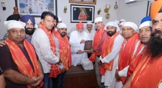 डेरा सचखंड बल्लां में विनीत धीर ने लिया संत निरंजन दास महाराज का आशीर्वाद, जनता की सेवा का दोहराया संकल्प