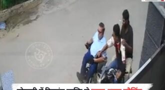 मोहाली के ज़ीरकपुर में एक दिव्यांग व्यक्ति से लूट की घटना सामने आई है। जहां बाइक सवार स्नैचर आए और व्यक्ति से फोन, पर्स और उसके जरूरी डॉक्यूमेंट्स छीनकर मौके से फरार हो गए।