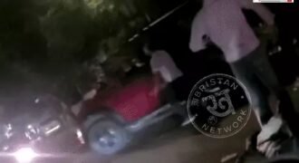 चंडीगढ़ में एक तेज रफ्तार थार ने बाइक सवार 2 युवकों को टक्कर मार दी। इस टक्कर में दोनों युवक बुरी तरह से घायल हो गए हैं। हादसे के बाद टक्कर के बाद थार चला रही महिला ने गाड़ी को रोकने के बजाय तेज रफ्तार में भगाने की कोशिश की।