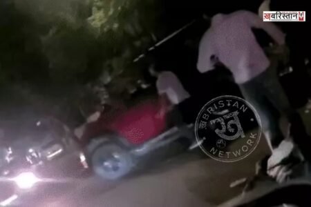 चंडीगढ़ में एक तेज रफ्तार थार ने बाइक सवार 2 युवकों को टक्कर मार दी। इस टक्कर में दोनों युवक बुरी तरह से घायल हो गए हैं। हादसे के बाद टक्कर के बाद थार चला रही महिला ने गाड़ी को रोकने के बजाय तेज रफ्तार में भगाने की कोशिश की।