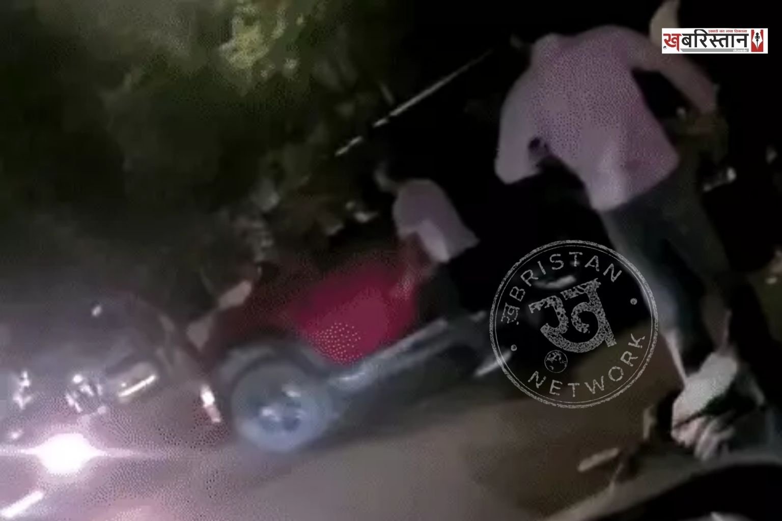 चंडीगढ़ में एक तेज रफ्तार थार ने बाइक सवार 2 युवकों को टक्कर मार दी। इस टक्कर में दोनों युवक बुरी तरह से घायल हो गए हैं। हादसे के बाद टक्कर के बाद थार चला रही महिला ने गाड़ी को रोकने के बजाय तेज रफ्तार में भगाने की कोशिश की।